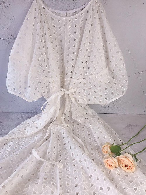 SukiNa 連袖蓬鬆雲朵泡泡袖洋裝-日本製棉質幾何刺繡簍空布蕾絲
