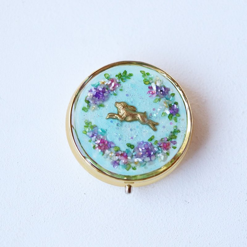 Forest flower garden pill case with rabbit, rose, small flower pattern, sky blue, purple, circle, and mirror - Makeup Brushes - Shell Blue