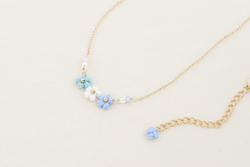 小花のネックレス - ネックレス - 刺しゅう糸 ブルー