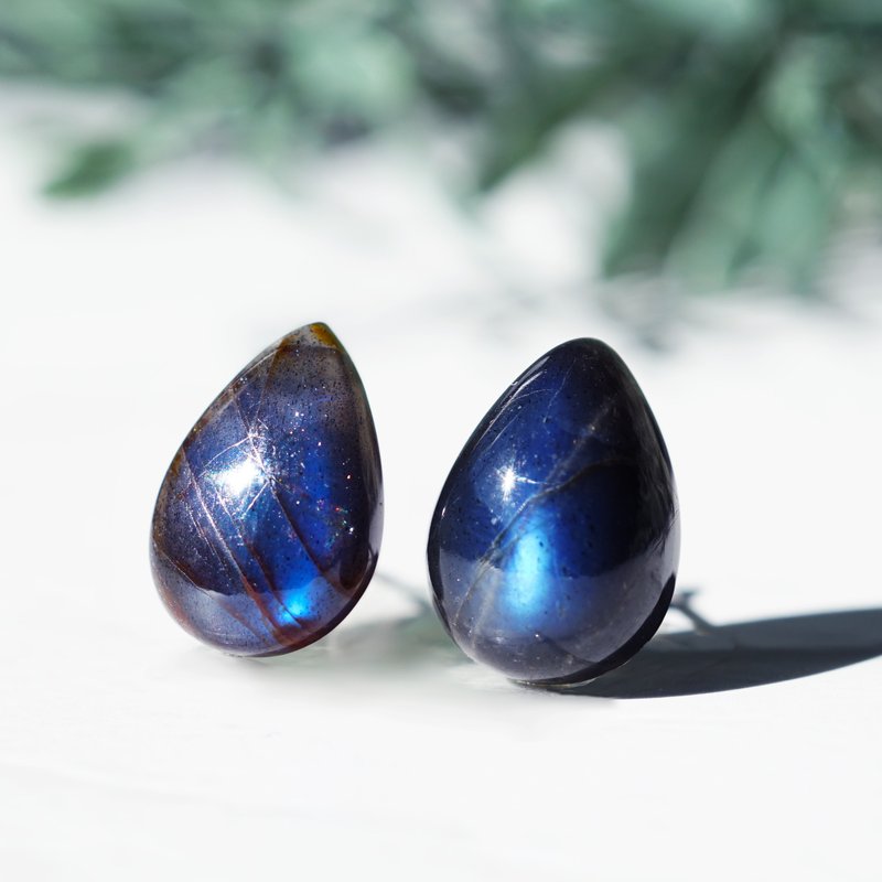 Superb Black Labradorite Stud Earrings Surgical Stainless Steel Moon - ต่างหู - เครื่องเพชรพลอย สีดำ