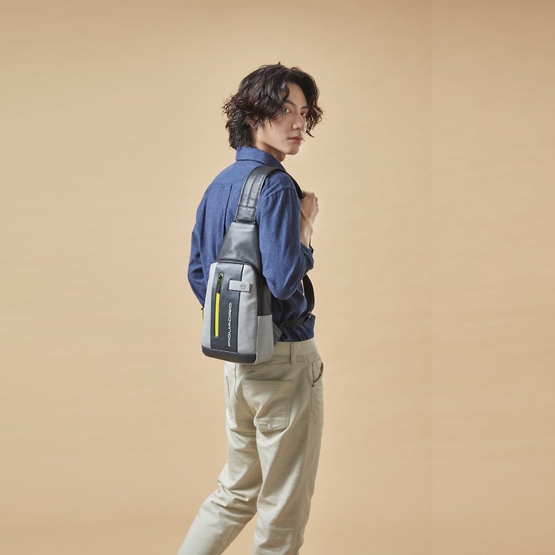 หนังแท้ กระเป๋าแมสเซนเจอร์ สีเทา - Boys bags recommended leather shoulder bag headphone hole design CA4536UB00-grey/yellow
