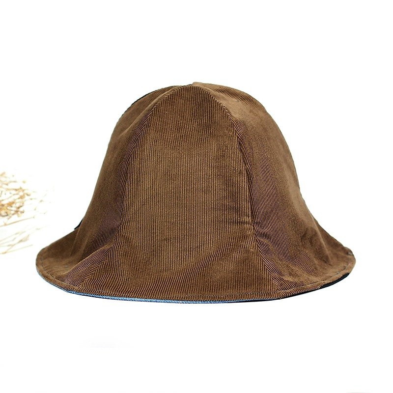 Calf Village Calf Village handmade double-sided hat neutral simple plain warm color {hand-held corduroy} dark coffee [H-440] winter limited - หมวก - ผ้าฝ้าย/ผ้าลินิน สีนำ้ตาล
