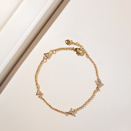 Queen Jocelyn 賈思琳 輕珠寶 【禮物】簡約時尚三角形 14K金色手鍊|輕珠寶|鋯石|金色