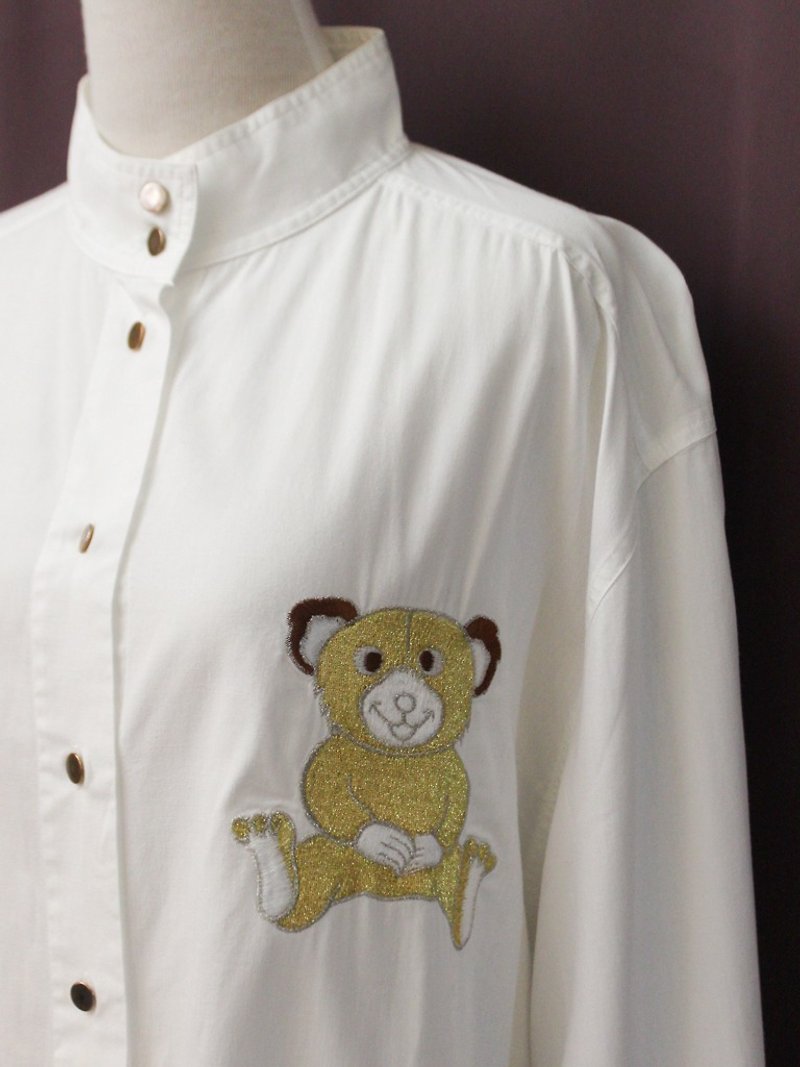 Vintage European country style cute blazing embroidery loose white long version long sleeve cotton vintage shirt - Women's Shirts - Cotton & Hemp White