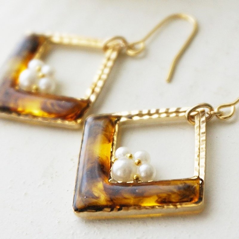 Tortoiseshell Square and Design Pearl Clip-On - Earrings & Clip-ons - Resin Brown