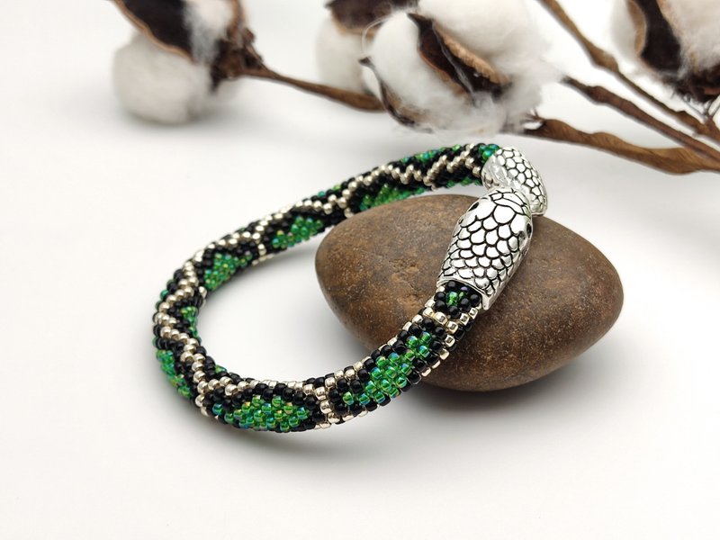 Ouroboros Beaded Snake Bracelet, Serpent Bracelet for Women - สร้อยข้อมือ - แก้ว สีเขียว