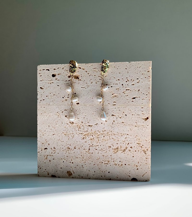 Glittery dangling gentle pearl earrings - Earrings & Clip-ons - Pearl White