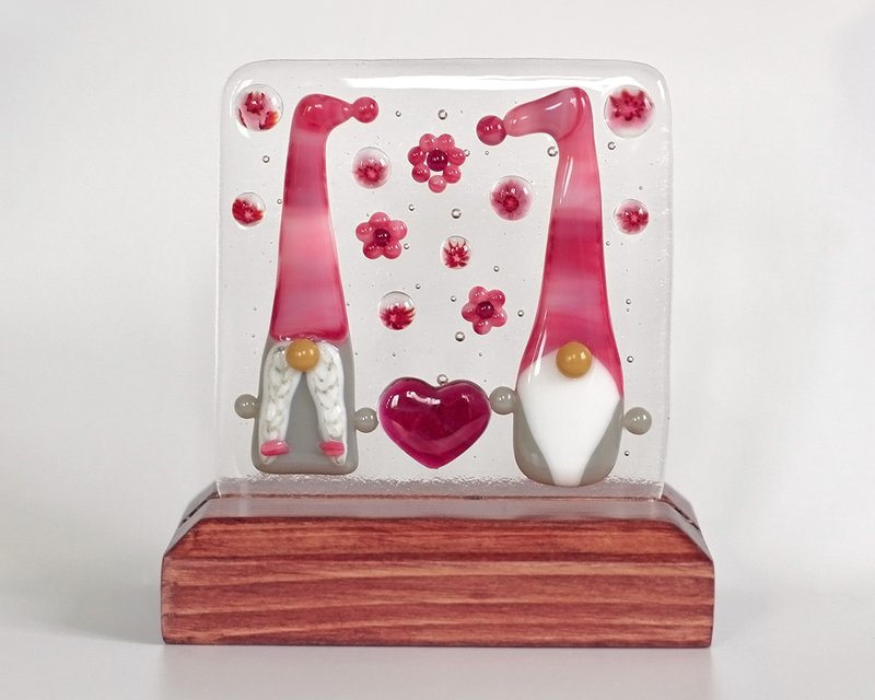 Love gnome couple Handmade fused glass art panel Pink Scandinavian gnomes - 擺飾/家飾品 - 玻璃 粉紅色