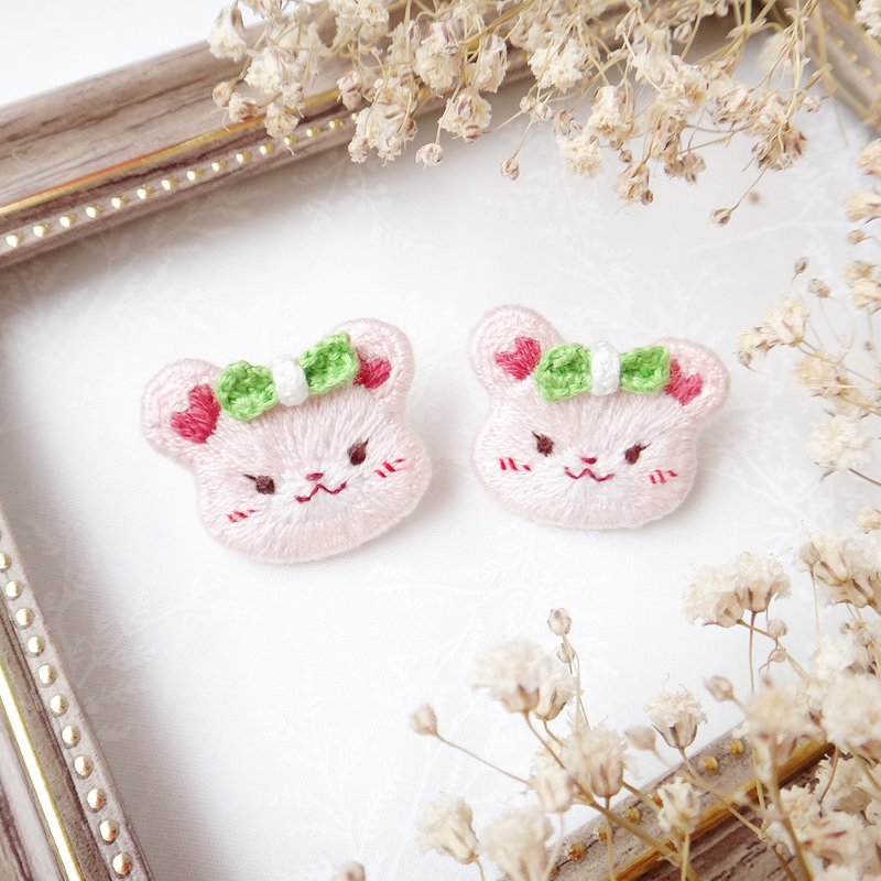 刺繡別針/4月生日熊/櫻花/安全別針 - 徽章/別針 - 棉．麻 粉紅色