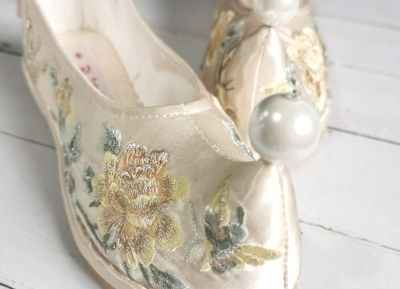 Qianxun Handmade Customized Gold Satin Bow Shoes without Pearl Pompoms - อื่นๆ - วัสดุอื่นๆ สีทอง