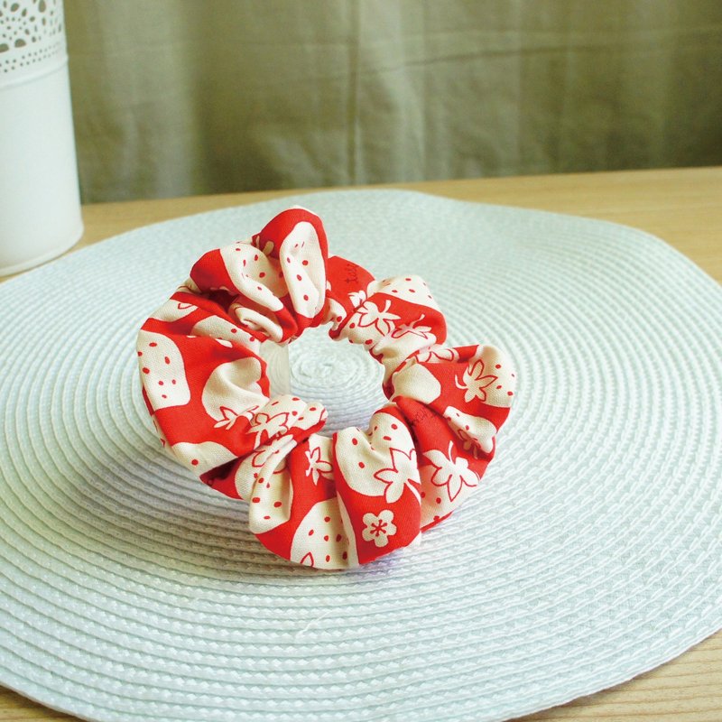 Lovely日本布【草莓髮束、紅】大腸圈 - 髮夾/髮圈 - 棉．麻 紅色