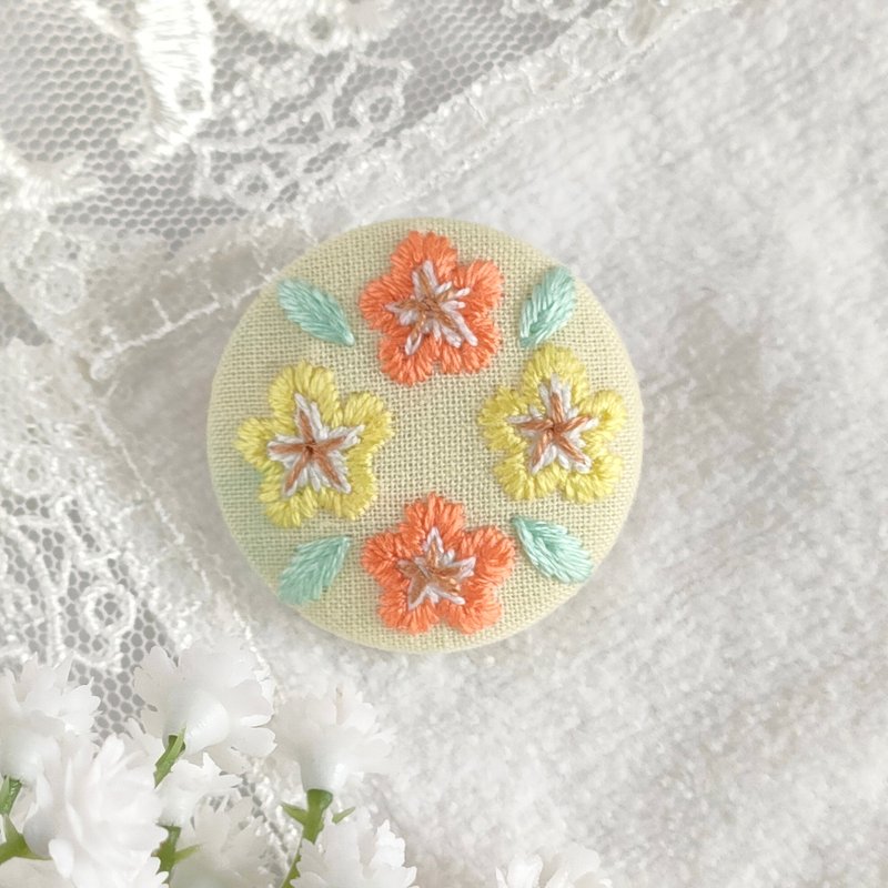 春色ビタミンカラーの小花刺繍ミニブローチ - 胸針 - 棉．麻 橘色