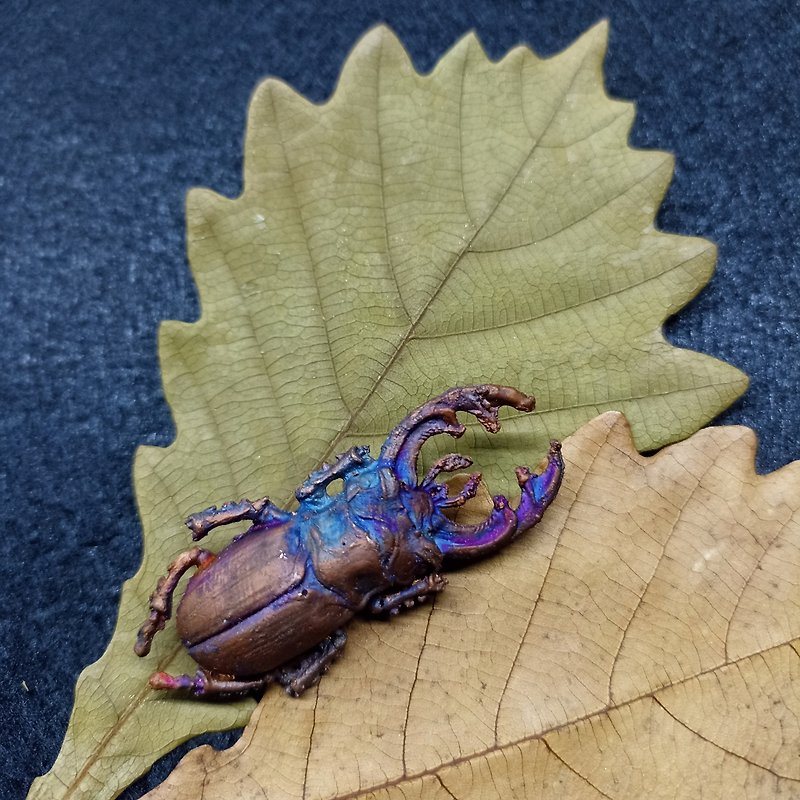Stag beetle brooch pin Electroformed stag beetle - เข็มกลัด - ทองแดงทองเหลือง สีนำ้ตาล