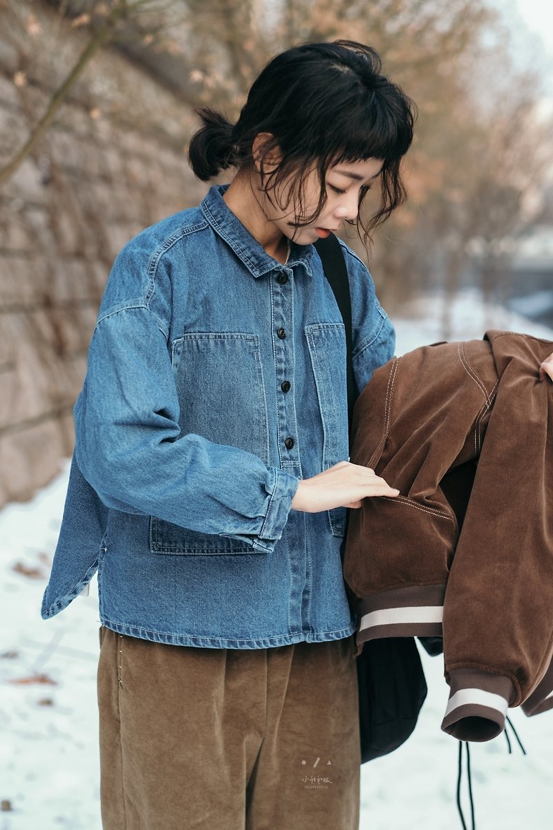 Small denim shirt with left and right pockets - เสื้อเชิ้ตผู้หญิง - ผ้าฝ้าย/ผ้าลินิน สีน้ำเงิน