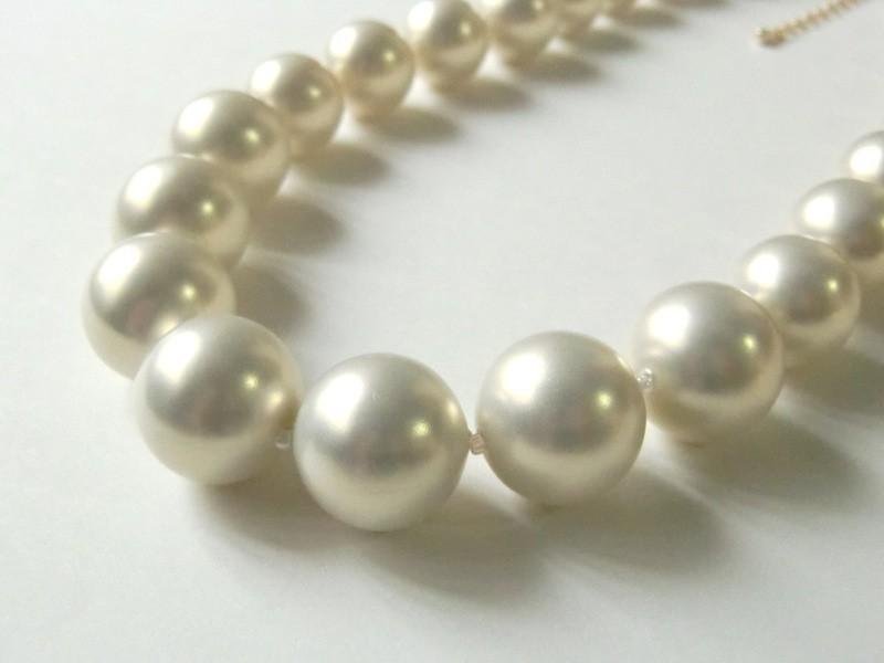 大粒エアリーパールのグラデーションネックレス　上品 華やか 洗練 軽い 真珠 大きい 空洞 中空 ホーローパール パーティー 結婚式 人造真珠 樹脂パール - ネックレス - プラスチック ホワイト