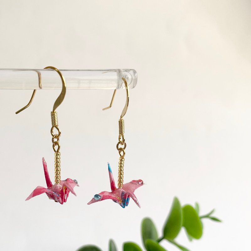 Japanese paper crane gold earring - ピアス・イヤリング - 紙 ピンク