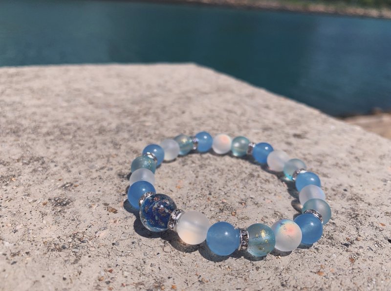 [Glass Series] Blue Gold Sand Glaze Beads and Blue Chalcedony Bracelet - สร้อยข้อมือ - กระจกลาย สีน้ำเงิน