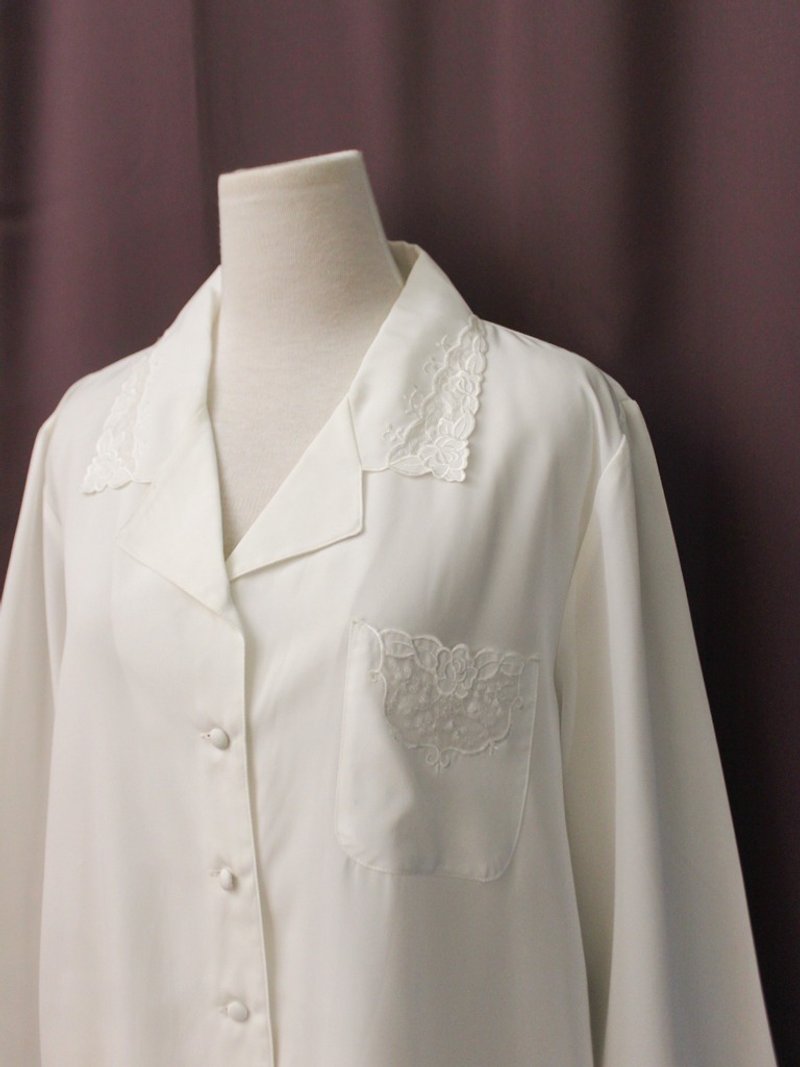 復古日本製典雅花朵刺繡翻領口袋寬鬆白色長袖古著襯衫 - 恤衫 - 聚酯纖維 白色