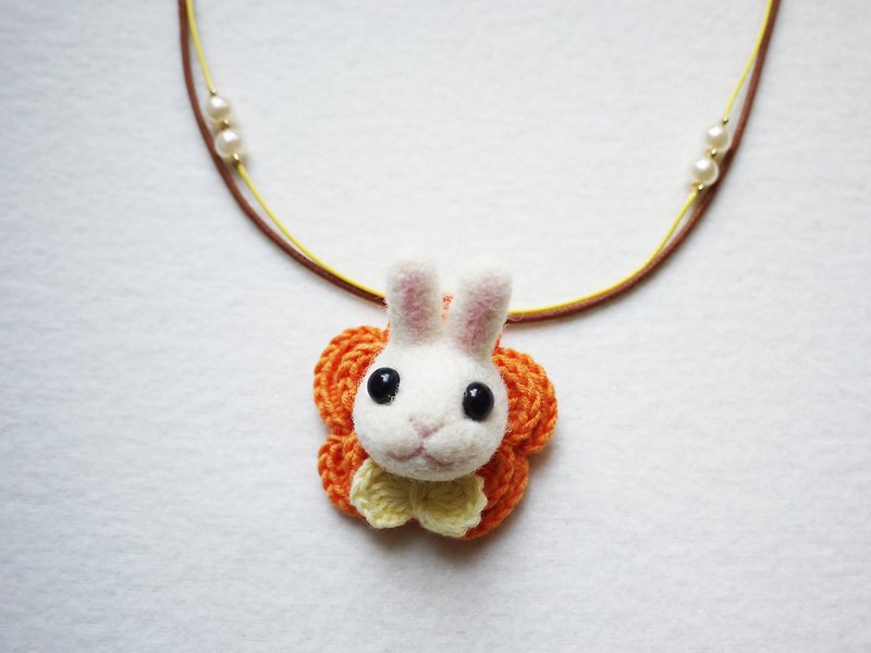 Petwoolfelt - Needle-felted white rabbit 2-ways accessories (necklace + brooch) - Necklaces - Wool White