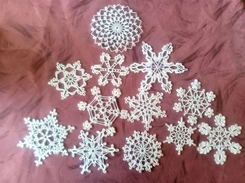 Knitted snowflake set 12 pieces Wall decor Holiday decor - ตกแต่งผนัง - ผ้าฝ้าย/ผ้าลินิน ขาว