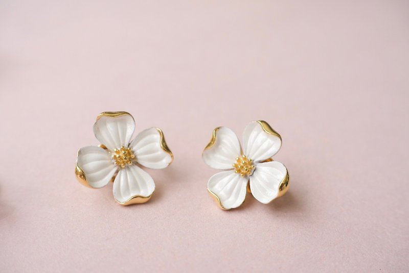 1960年代美國古董Trifari白琺瑯山茱萸花夾式耳環 - 耳環/耳夾 - 其他金屬 白色