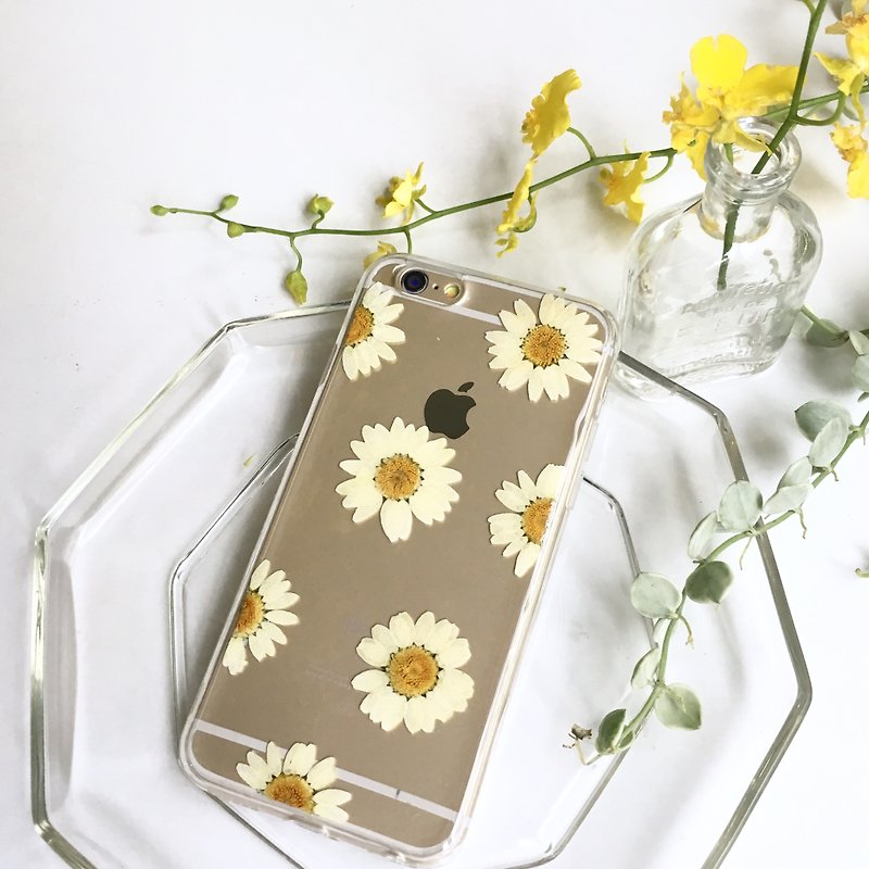 Chrysanthemum - pressed flower phone case - เคส/ซองมือถือ - พืช/ดอกไม้ ขาว