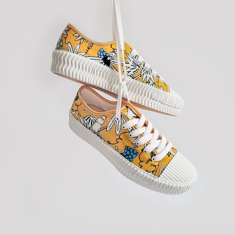 【Pinkoi x Moomin】Moomin (wide fit) Graffiti Canvas shoes  - Yellow - Women's Casual Shoes - Cotton & Hemp Yellow