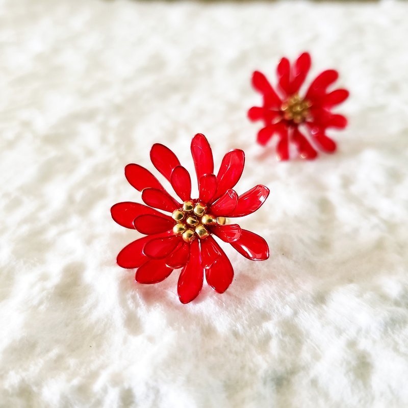 red chrysanthemum pierced or clip-on earrings - Earrings & Clip-ons - Resin Red