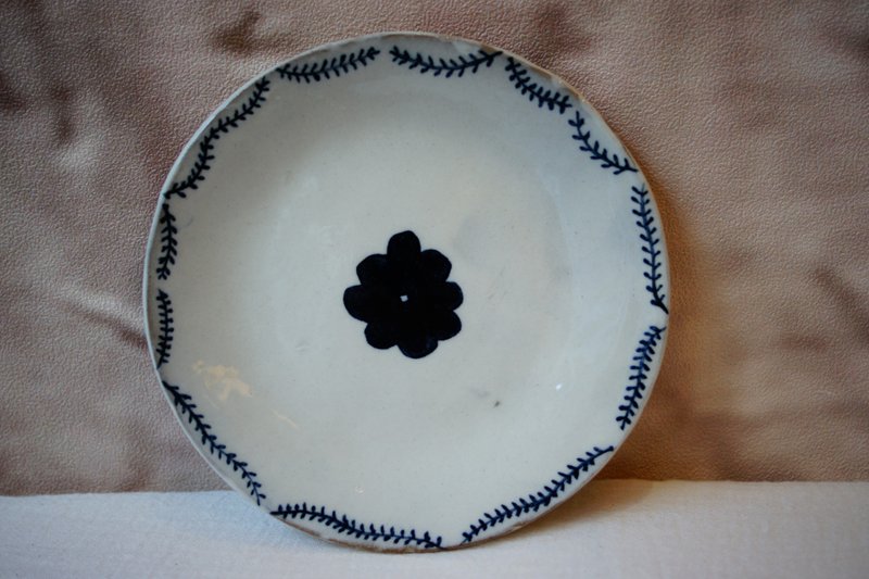 手作粉引 心花開圓皿 Ø15cm 餐碟 點心盤 飾物盤 骨盤 - 盤子/餐盤/盤架 - 陶 藍色