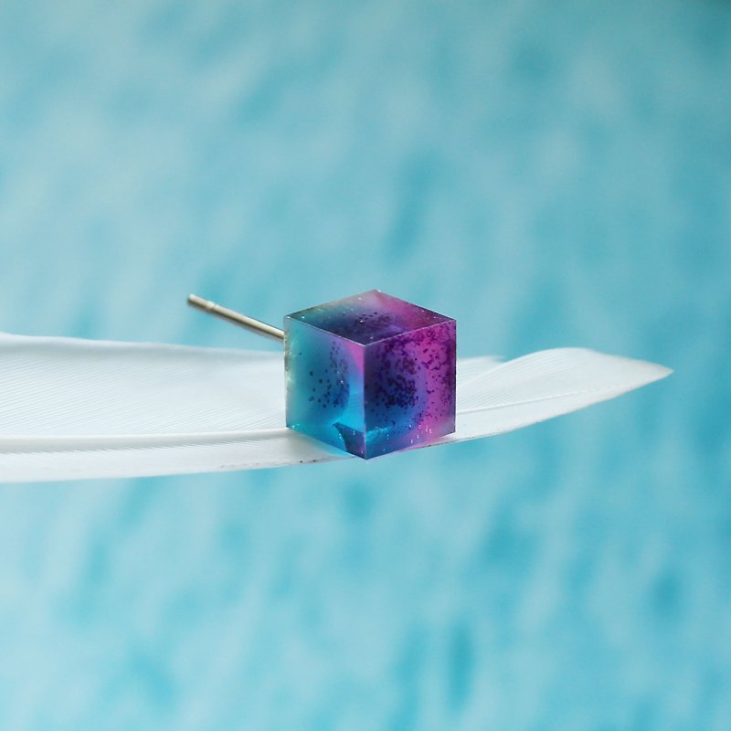 Color resin earrings / cube / Morning Glory (723 / single only) - Earrings & Clip-ons - Paper Purple