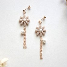 レジンアート　お花とコットンパールとフリンジのピアス・旅人の祝福