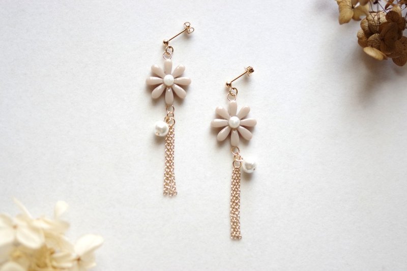 レジンアート　お花とコットンパールとフリンジのピアス・旅人の祝福 - 耳環/耳夾/耳骨夾 - 樹脂 咖啡色