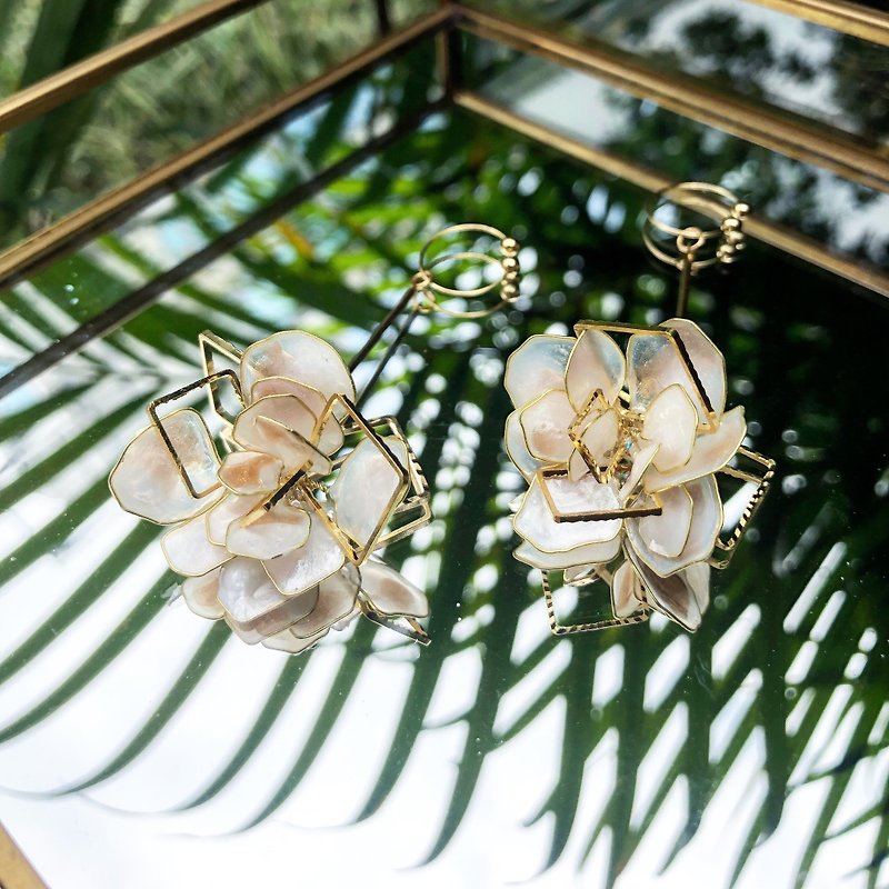 Vingt six big white flower earrings - Earrings & Clip-ons - Resin White