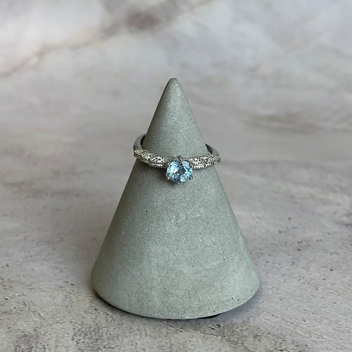璃珠 RIJU |鑲嵌珠寶| 天空藍托帕石 鑲嵌寶石六爪圓形葉片戒指 一物一圖