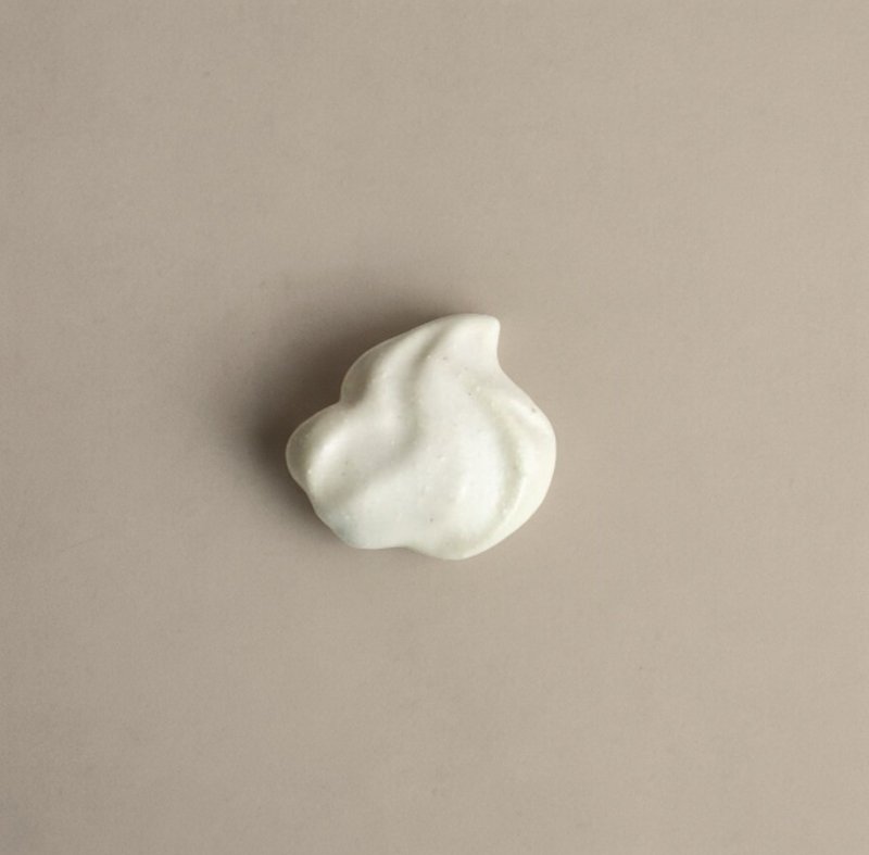 pin brooch cream - เข็มกลัด/พิน - ดินเผา ขาว