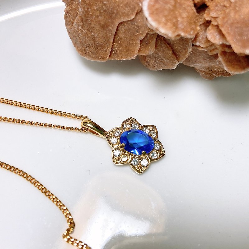 [Western Antique Jewelry] Elegant flower-shaped design, blue translucent rhinestone petals and rhinestone necklace. - Necklaces - Precious Metals Blue
