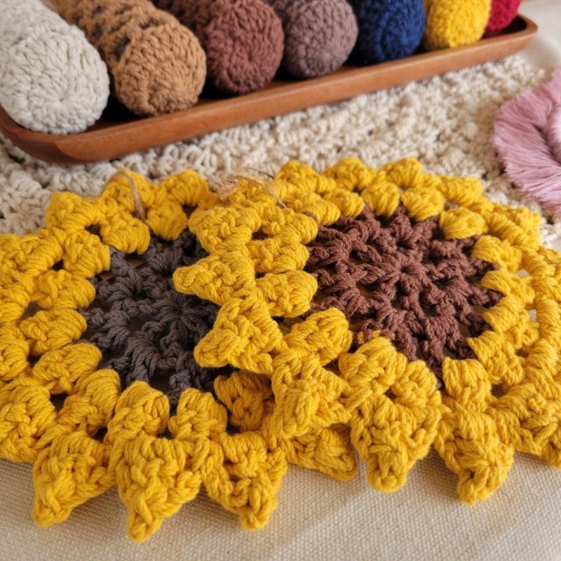 Pure cotton hand-crocheted sunflower coaster customized - ที่รองแก้ว - ผ้าฝ้าย/ผ้าลินิน 