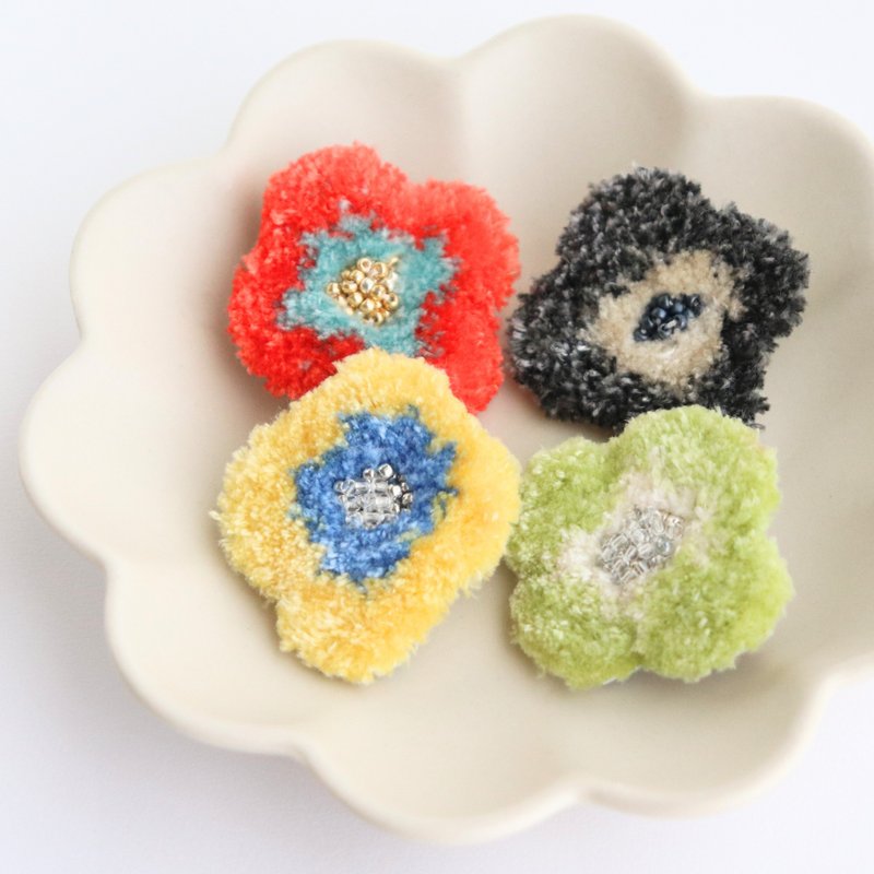 Fluffy flower embroidery brooch (mini size) - Brooches - Thread Multicolor