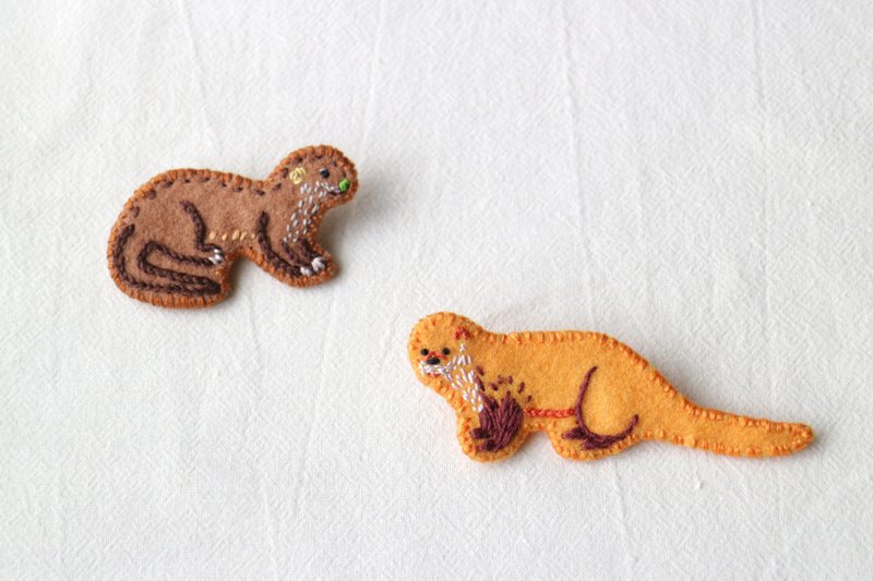 動物插畫系列 / 水獺 刺繡胸針 - 徽章/別針 - 繡線 橘色