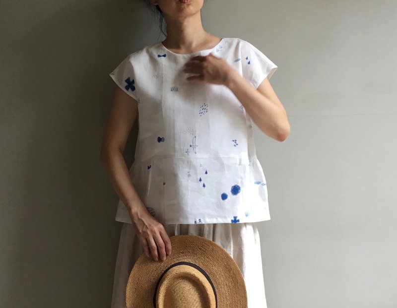 小山居/設計師印花亞麻法式袖傘型上衣100%亞麻 - 女上衣/長袖上衣 - 棉．麻 