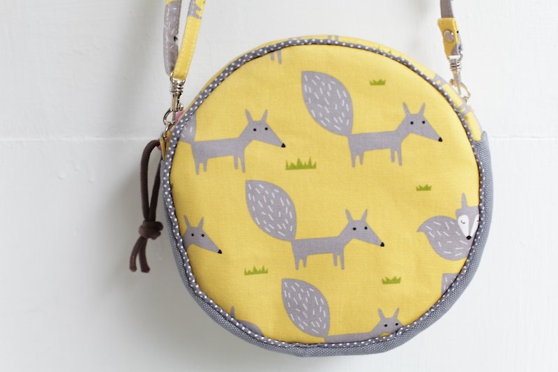【Good day hand】 Japanese cotton and linen small round bag. Fox side backpack. Light hand - กระเป๋าแมสเซนเจอร์ - ผ้าฝ้าย/ผ้าลินิน สีเหลือง