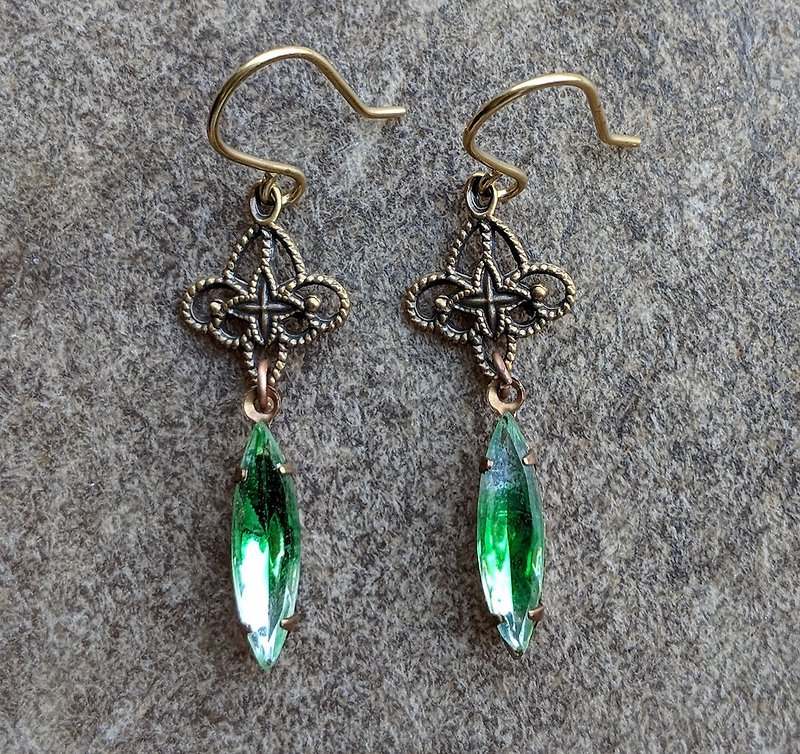黃銅漸層綠古董玻璃耳環 - 耳環/耳夾 - 其他金屬 綠色