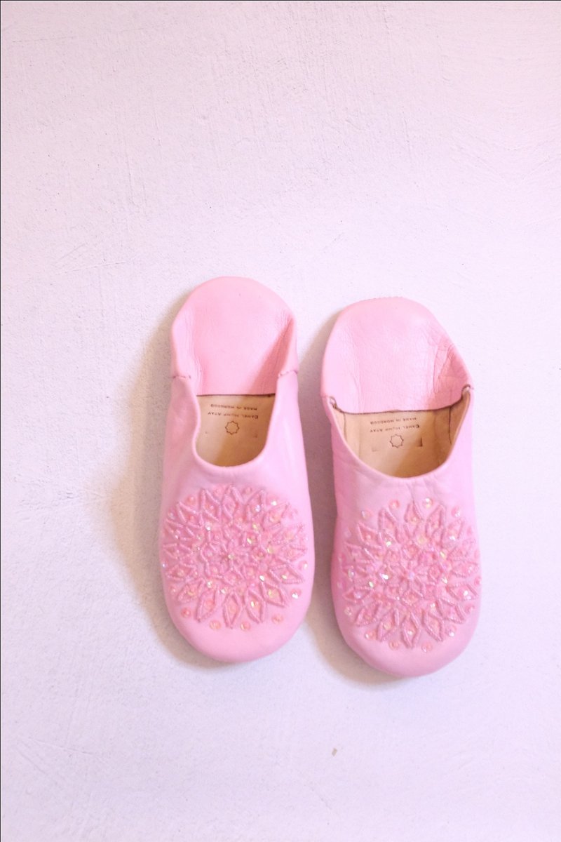 Moroccan hand-embroidered sheep skin mute indoor slippers indoor shoes Babouche Atlas rose pink - รองเท้าแตะในบ้าน - หนังแท้ สึชมพู