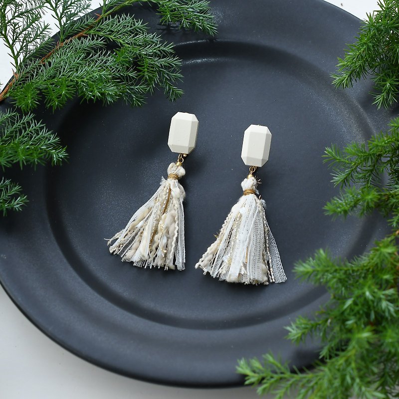 Various threads tassel earrings/Winter - Earrings & Clip-ons - Other Materials White