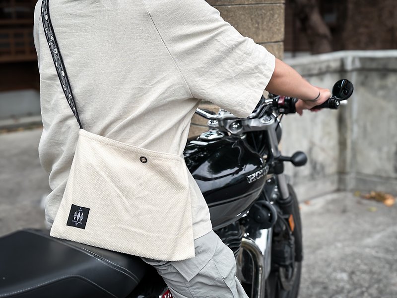 vecik patterned life x textured bicycle bag - กระเป๋าแมสเซนเจอร์ - ผ้าฝ้าย/ผ้าลินิน สีดำ