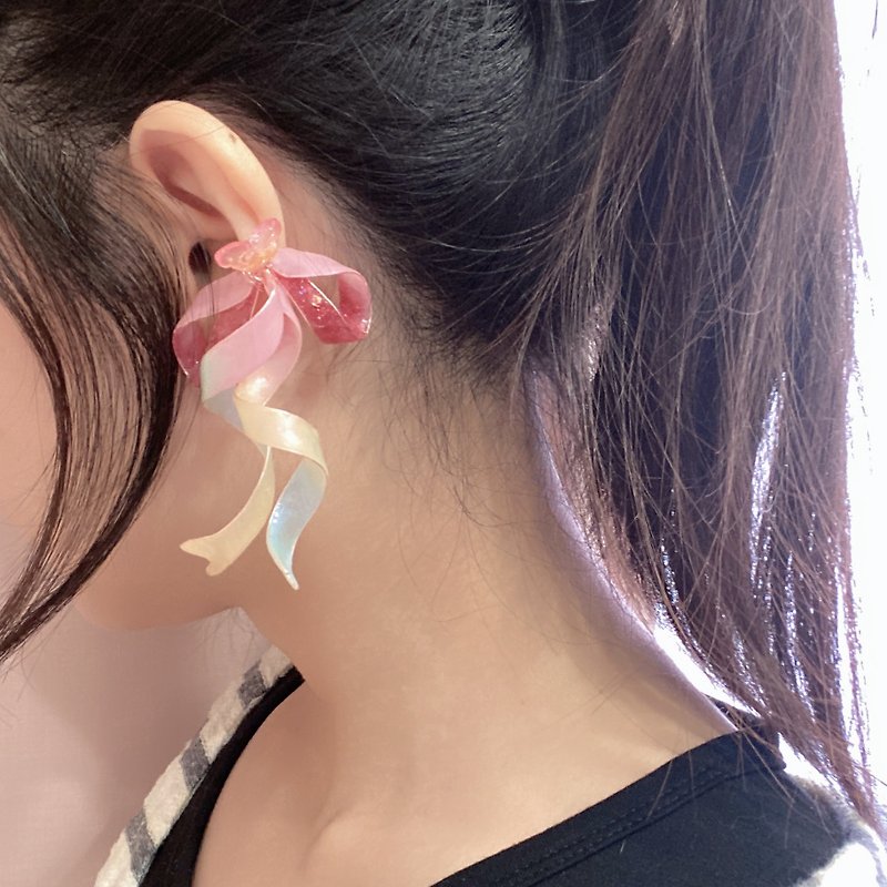 側面立體水晶蝴蝶結耳骨夾 小浮誇不對稱療癒系耳環 - 耳環/耳夾 - 樹脂 粉紅色
