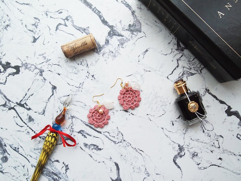 カスタマイズされたエレガントな手編みの日本のバラのライトレッドウール、模造翡翠のイヤリングBE016 - ピアス・イヤリング - コットン・麻 ピンク