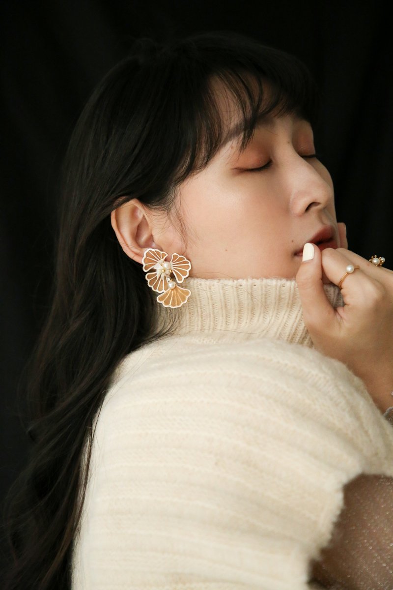 Febbi SWAN - fan-shaped four-layer pearl white crystal swan single earring Christmas gift exchange gift - ต่างหู - ทองแดงทองเหลือง ขาว