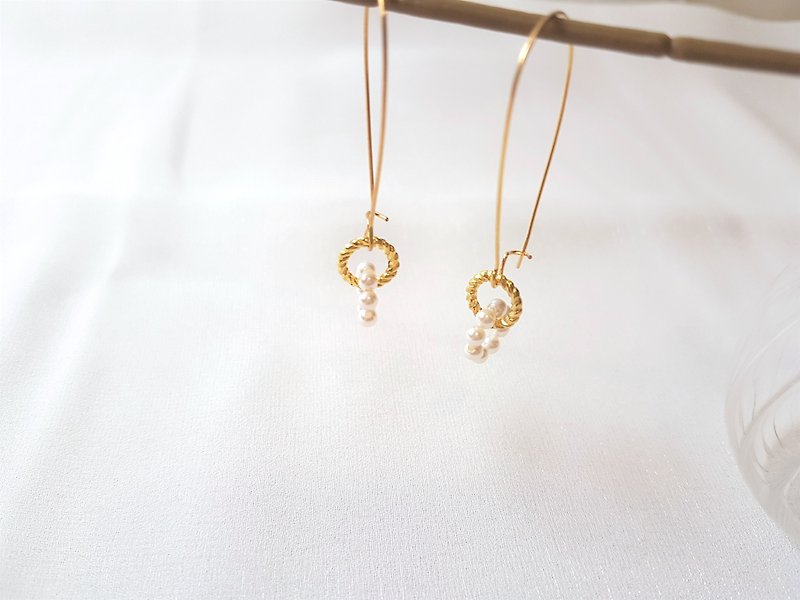 暖陽 ‧ 麻花圈 珍珠圈 軟金屬 耳環 - 耳環/耳夾 - 珍珠 金色
