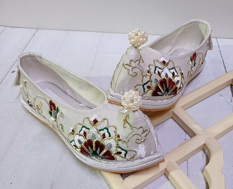 Xiu Tuanyuan Handmade Custom Silver Woven Tencel Bow Shoes Without Pearls and Pompoms - Other - Other Materials Silver